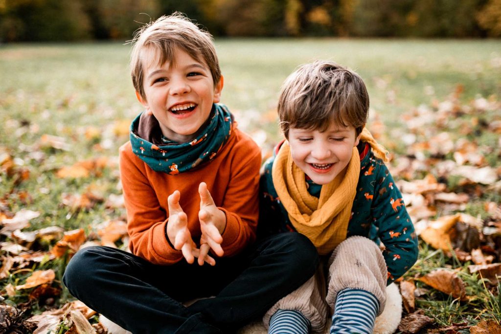Natürliche Familienfotos in Stuttgart - Familienshooting am Schloss Solitude