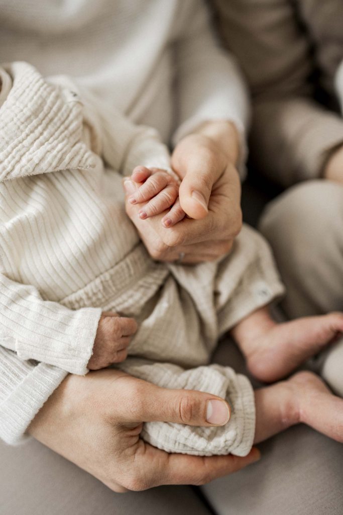 Natürliche Babyfotos Stuttgart zu Hause